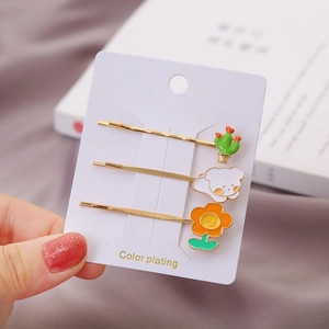 Set van drie schattige haarspeldjes met cactus en beer op goudkleurige basis