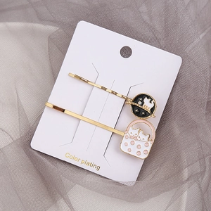 Barrettes à cheveux dorées avec d'adorables motifs de chats en émail sur fond de tulle