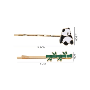 Vue détaillée des barrettes panda et bambou avec les dimensions en centimètres