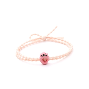 Élastique à cheveux fraise rose avec doubles brins sur un fond blanc propre