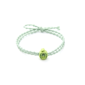 Élastique à cheveux ondulé vert clair avec breloque ronde mate et design double brin