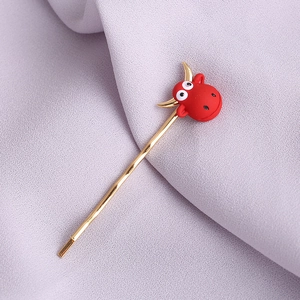 Barrette dorée style chinois avec un mignon petit taureau rouge sur tissu violet