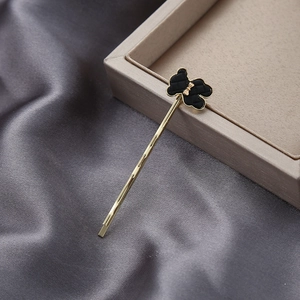 Barrette à cheveux coréenne dorée avec un petit ours noir texturé sur tissu soie
