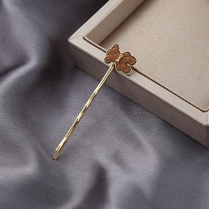 Barrette ours dorée élégante avec motif à carreaux marron et petit nœud délicat