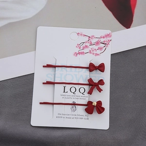 Ensemble de 3 barrettes à nœuds rouges avec finitions mates sur carte de présentation