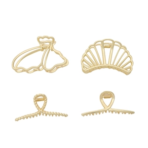 Lot de 4 pinces à cheveux en métal doré mat aux formes élégantes papillon et géométriques