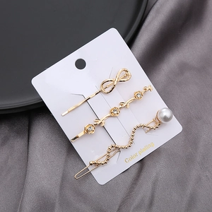 Detailansicht des 3-teiligen goldenen Haarspangen-Sets mit Perlen und Strass