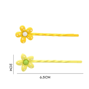 Détail de pinces à cheveux fleurs jaunes à pois blancs avec mesures de taille