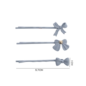 Détail de l'ensemble de barrettes noeud bleu mat avec dimensions 5.7cm et 1cm
