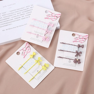 Trois ensembles de barrettes à nœuds mats en rose, jaune et violet sur cartes