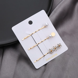 Dreiteiliges goldenes Haarklammer-Set mit eleganten Perlen und Strassblumen-Verzierungen