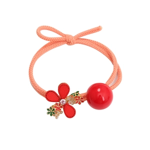 Élastique à cheveux rose avec breloques florales rouges sur fond blanc éclatant