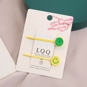 Lot de barrettes à cheveux smiley crème sur carte de présentation fleurie rose