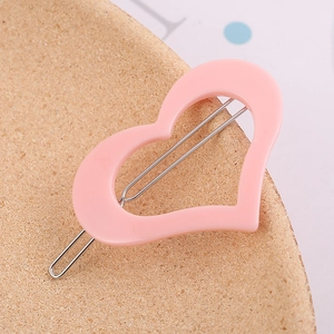 Nahaufnahme der rosa Herz-Haarspange mit mattem Finish auf silberner Metallbasis