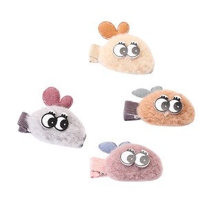 Vue détaillée de quatre pinces à cheveux en peluche avec yeux de dessin animé et ailes