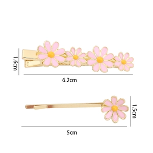 Vue détaillée des barrettes marguerites roses avec dimensions 6,2cm et 5cm sur fond blanc