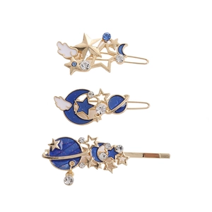 Dettaglio del set di 3 fermagli per capelli blu glitterati con stella e luna in lega dorata