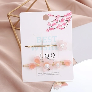 Set di fermagli per capelli fiori di ciliegio con perle su sfondo di seta elegante