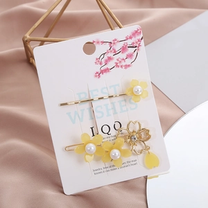Fermagli per capelli a fiore dorato con petali in acrilico giallo e ciondoli di perle