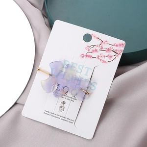 Süße lila Haarspange im koreanischen Stil mit goldener Metallbasis auf der Displaykarte