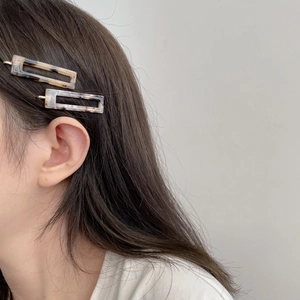 Modell mit Bernstein-Acetat-Haarspangen in Schildpatt- und Marmormuster