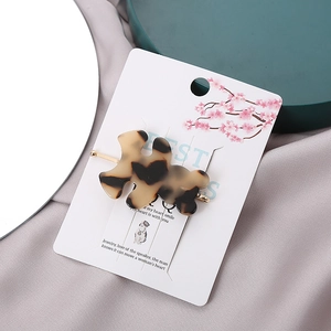 Eleganter Haarclip mit Schildpatt-Muster und Goldmetall auf einer Premium-Karte