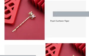 Detail van de mat gouden tijger haarklem met parellichaam en rood Wang-teken op het hoofd