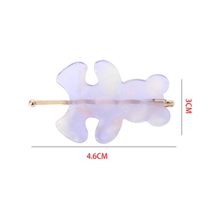 Detailansicht der lila Acetat-Bärenhaarklammer mit Maßen von 4.6 cm und 3 cm