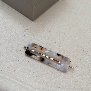 Rechteckige Haarspange aus Acetat in Bernstein-Schildpattoptik mit goldenem Metallstab