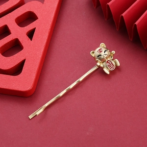 Matgouden tijger haarclip met geluksteken voor een feestelijke nieuwjaarsstijl