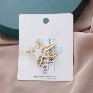 Barrette étoile de mer dorée avec émail blanc sur carte de présentation chic