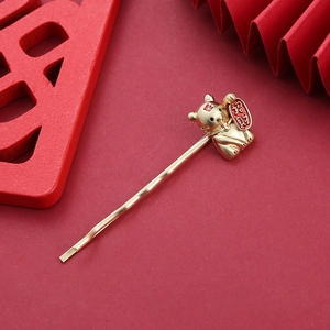 Gouden Chinese Nieuwjaar haarclip met een gelukskat op een feestelijke achtergrond
