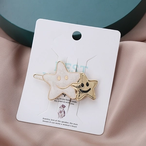 Barrette étoile de mer chic blanc marbré et doré avec visage souriant sur tissu élégant