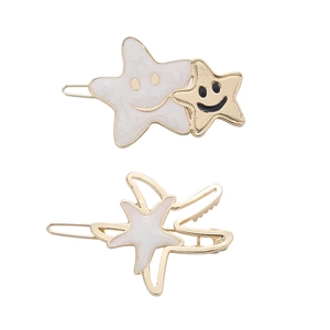 Détail macro de barrettes étoile de mer nacrées avec sourires sur fond blanc pur