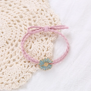 Rosa elastisches Haargummi mit blauem Gänseblümchen-Anhänger auf weißer Spitze