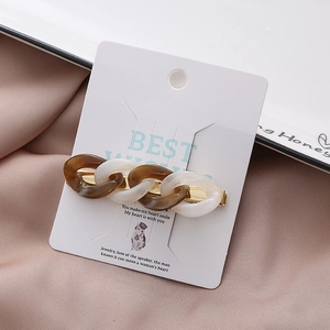 Eleganter Acryl-Haarclip im Kettendesign in Braun und Creme auf goldener Entenschnabelbasis