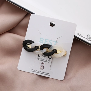 Eleganter Harz-Haarclip im Kettendesign in Schwarz und Marmor mit goldener Entenschnabelklemme