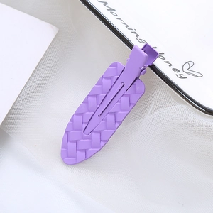 Minimalistische hellviolette Haarspange mit Webstruktur auf weichem weißem Netz-Hintergrund