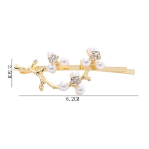 Macro detail of 6.2cm branch-shaped hair clip with pearls and rhinestones on gold metal
