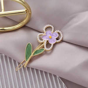 Eleganter lila Emaille-Blumenhaarclip mit Perlen und Gold-Finish für Frauen
