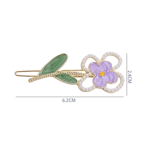 Eleganter goldener Haarclip mit lila Emaille-Blumen und weißen Perlen für Damen