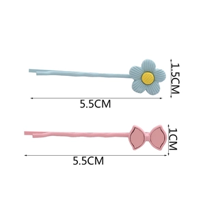 Détails des barrettes de 5,5 cm avec fleurs bleues et nœuds roses et mesures