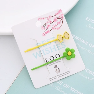 Barrettes à fleurs douces pour filles avec cœur jaune et accents de fleurs vertes