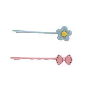 Ensemble de pinces à cheveux avec fleur bleu ciel et nœud rose sur fond blanc