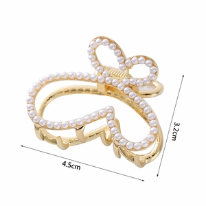 Detail view of heart-shaped pearl hair claw with dimensions 4.5cm length and 3.2cm height