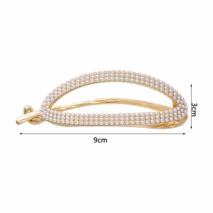 Dettaglio dimensioni di 9cm per il fermaglio a banana con perle e montatura in metallo oro