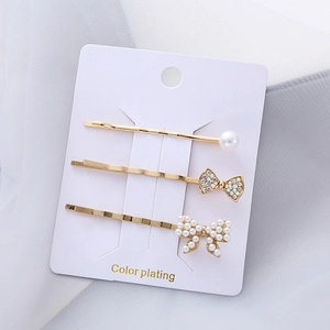 Dreiteiliges goldenes Haarspangen-Set mit eleganten Perlen und glitzernden Kristallschleifen