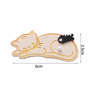 Dettaglio di un fermaglio per capelli a gatto in acrilico da 6cm con bordi dorati