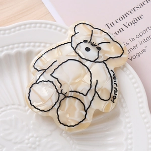 Gros plan sur la pince à cheveux ours marbrée sur une assiette en céramique blanche