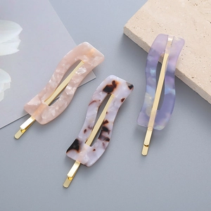 Lot de trois barrettes à cheveux ondulées en acétate marbré rose, écaille et violet